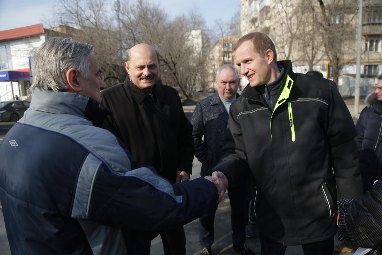 Алексей Беляев с депутатами и жителями на Звездном бульваре