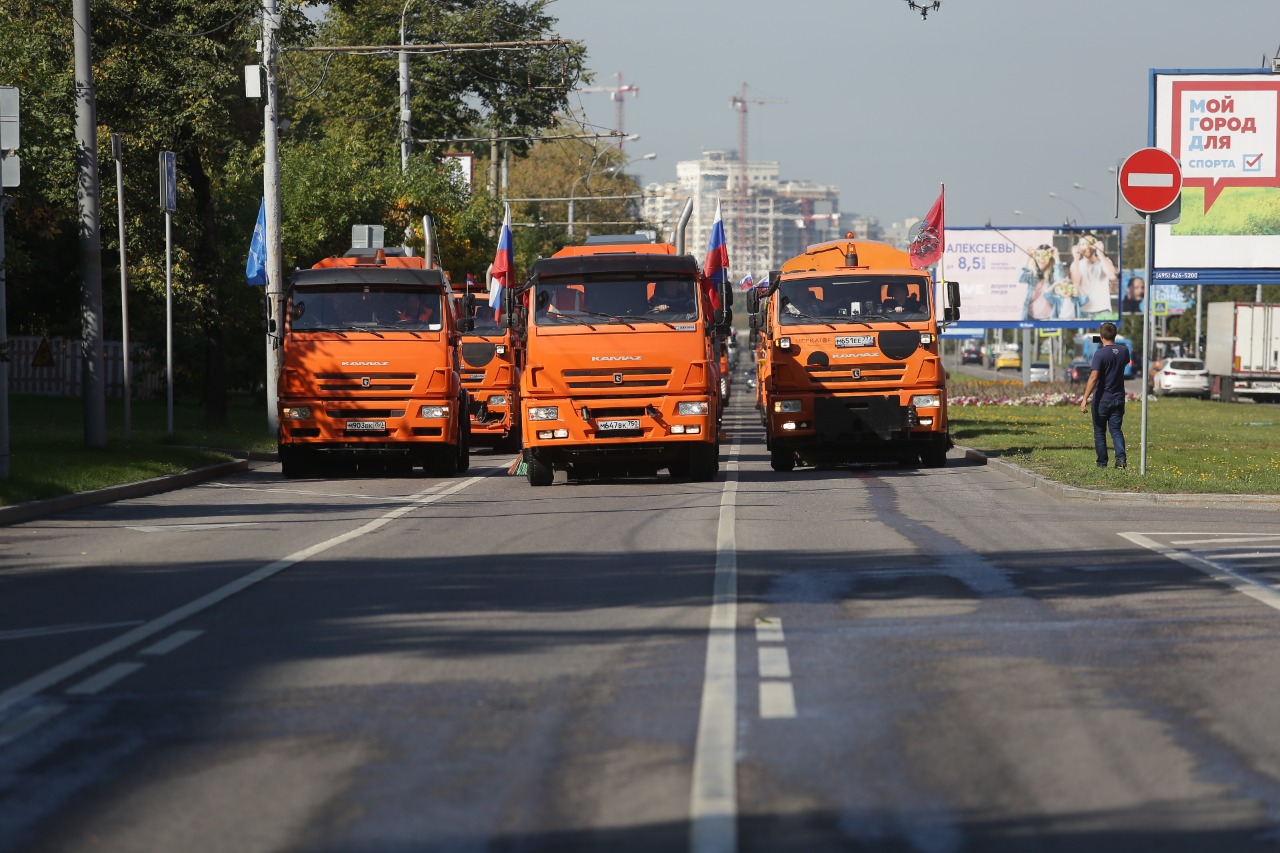 В СВАО прошел первый парад коммунальной техники