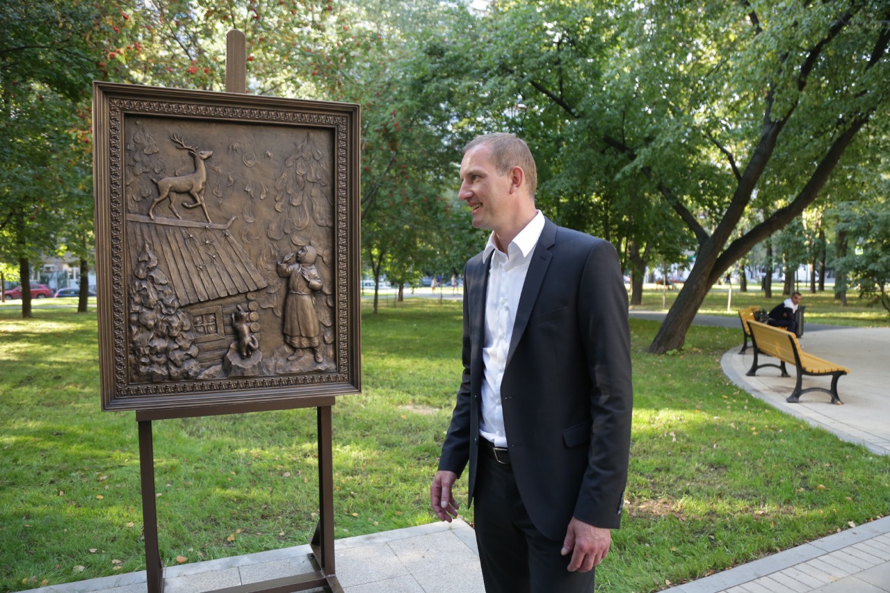 Префект СВАО Алексей Беляев открыл декоративные панно по сказкам Бажова в Ростокине