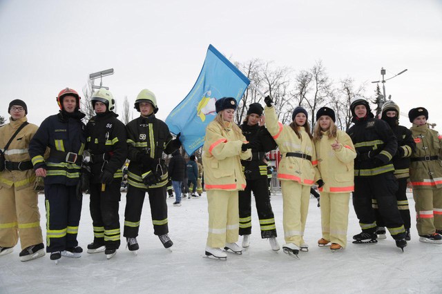 В День защитника Отечества на ВДНХ прошел традиционный флешмоб пожарных и спасателей