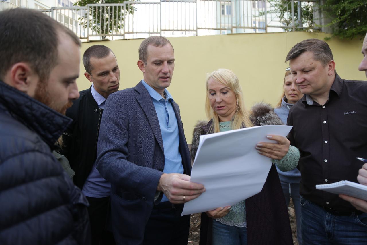 В проезде Дежнева обустраивают парковку и сквер