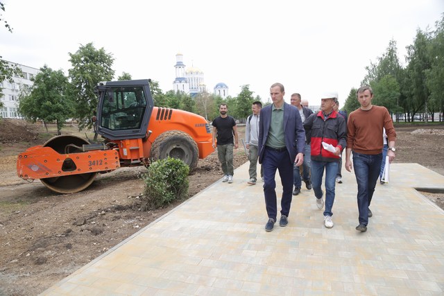 Префект проинспектировал благоустройство парка Света в Бибиреве