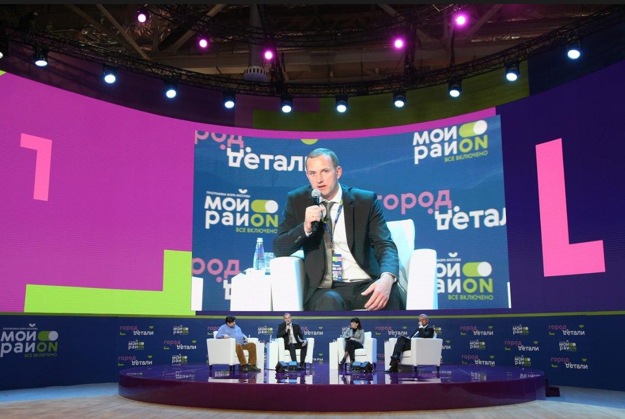 Алексей Беляев на выставке «Город: детали»